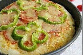 DIY青椒熏肠披萨的做法