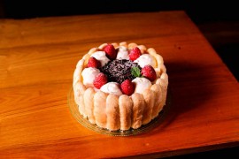 小草莓蛋糕的做法_小草莓蛋糕怎么做【鲁不猴】