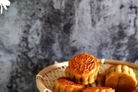 传统广式豆沙月饼、莲蓉蛋黄月饼、凤梨月饼的做法