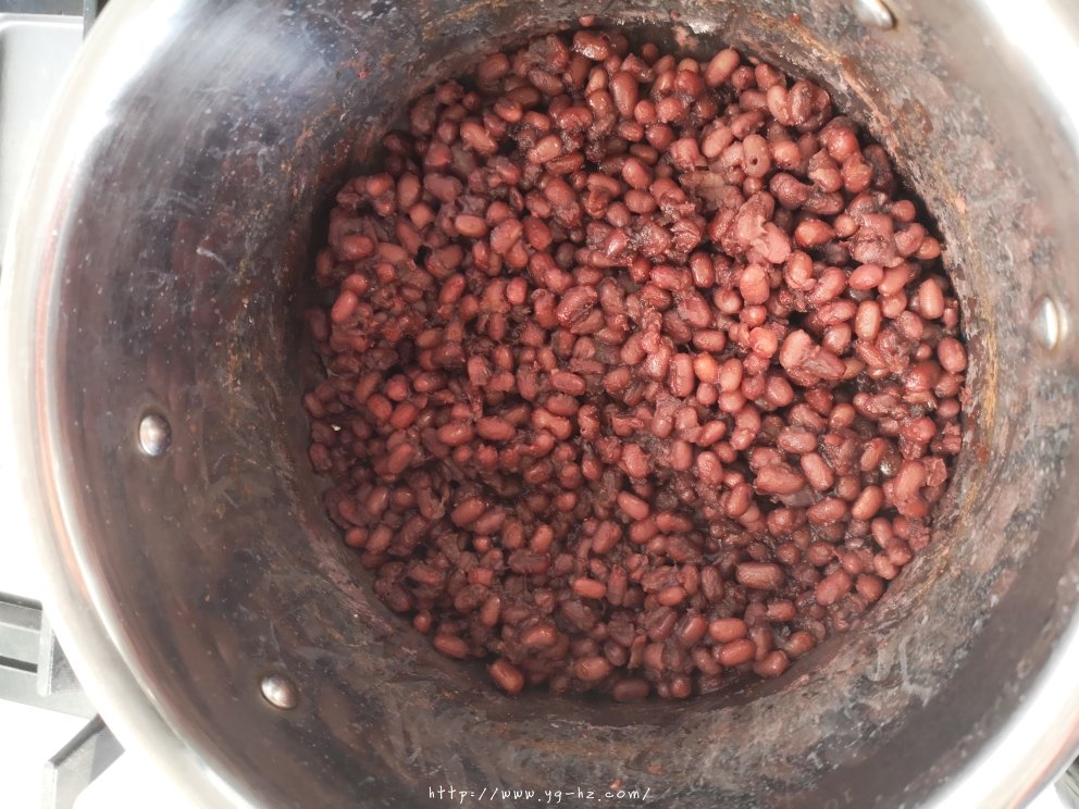 中种芋泥红豆软面包（多图详解手揉面团）的做法 步骤2