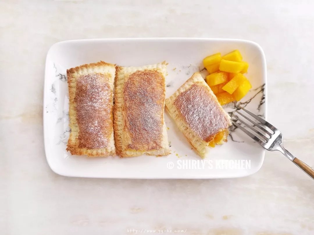 超简单的吐司版芒果派Wrapped Toast with Mango的做法 步骤6