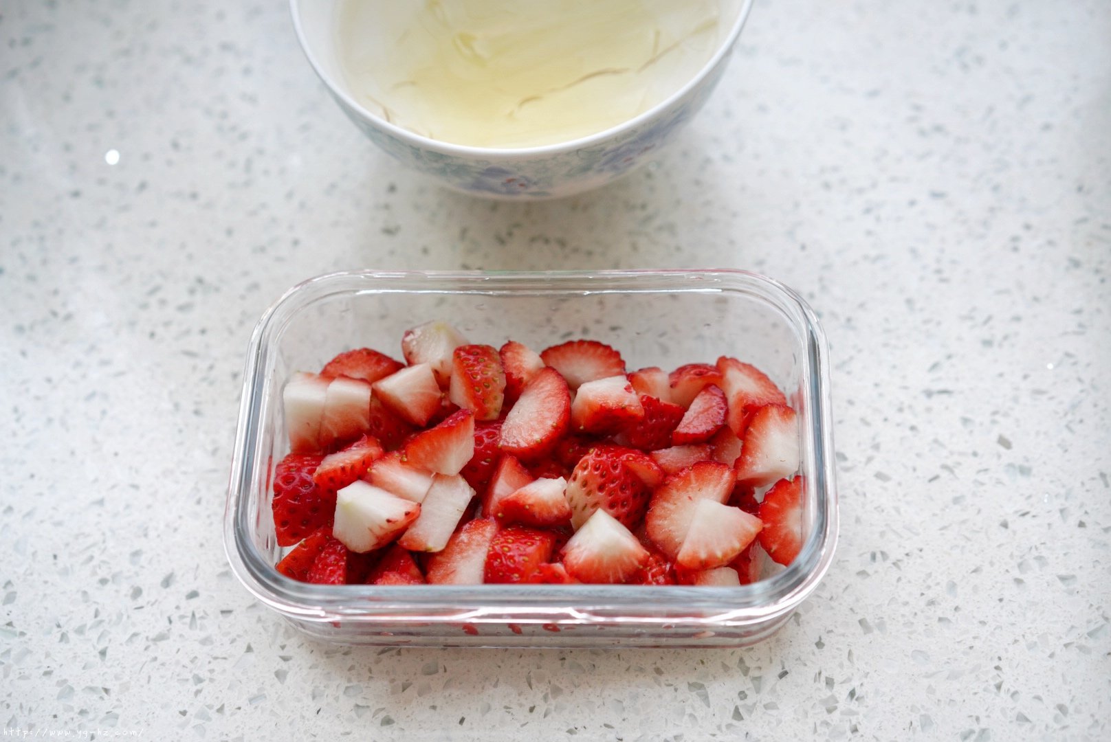 草莓牛奶冻的做法 步骤2
