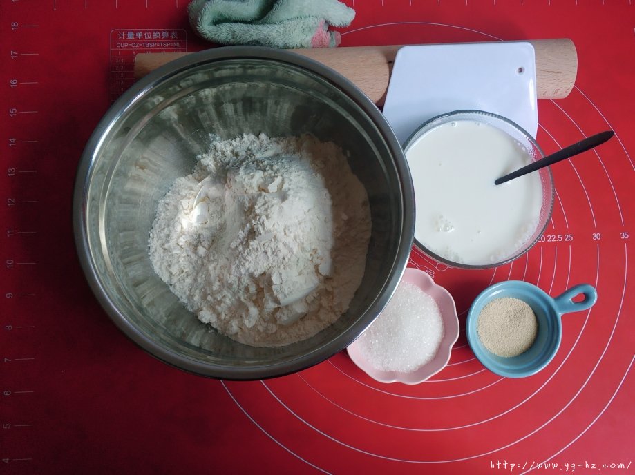 刀切牛奶馒头的做法 步骤1