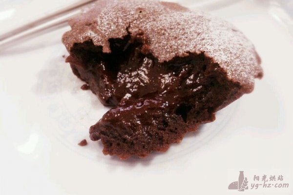最简单的巧克力熔岩蛋糕的做法