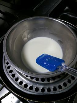 淡奶油，纯牛奶和白糖倒入容器中