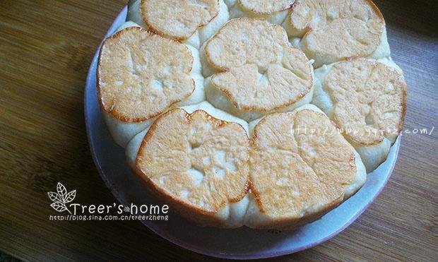 不含黄油的6寸莲蓉花型面包（处理中秋月饼的好方法）的做法 步骤7