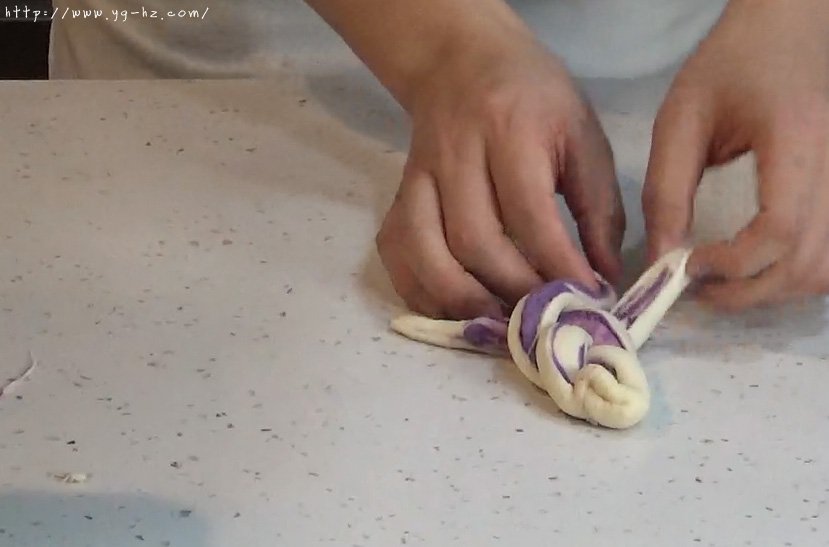 超香浓 紫薯辫子面包的做法 步骤7