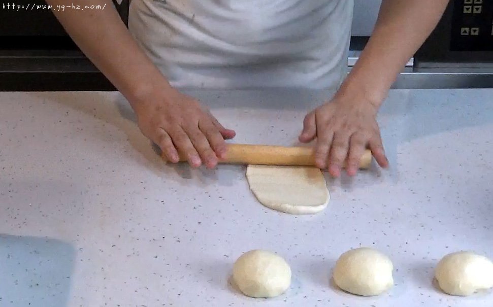 超香浓 紫薯辫子面包的做法 步骤3