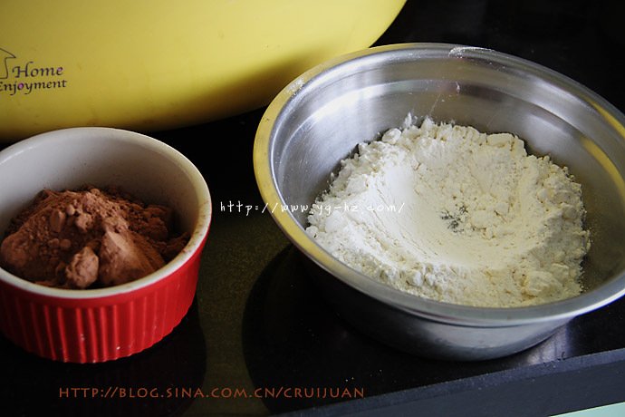 完美巧克力海绵蛋糕（新手版解决消泡问题）的做法 步骤2