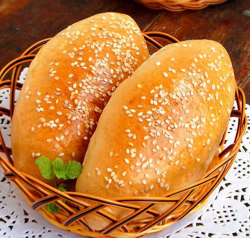 【芝麻肉松面包】--- 简易的营养餐包的做法