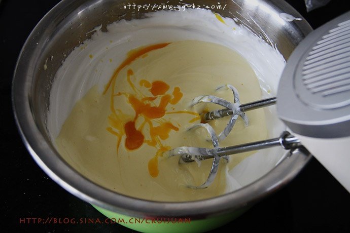 不易消泡的日式方法，可可海绵蛋糕百战宝典的做法 步骤6