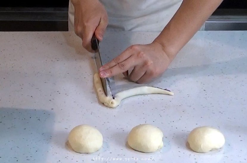 超香浓 紫薯辫子面包的做法 步骤6