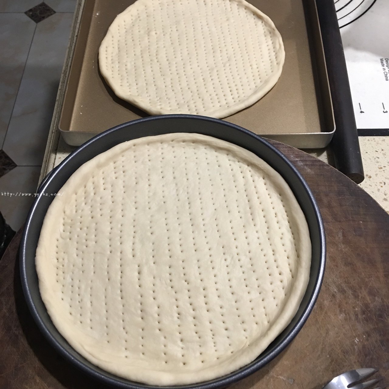 超简单9寸披萨皮（2个）的制作的做法