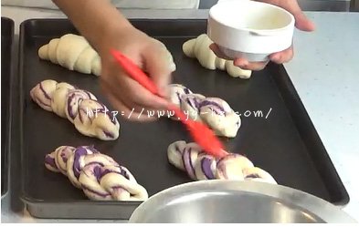 超香浓 紫薯辫子面包的做法 步骤8